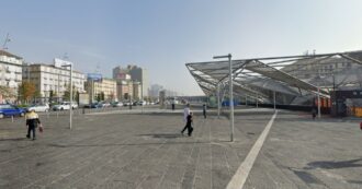 Copertina di Uomo aggredito vicino alla stazione di Napoli con un machete: quasi amputata la mano