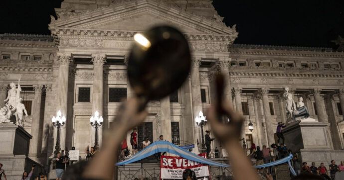 Argentina, Milei presente le linee guida del piano di massicce privatizzazioni. Prime serie proteste di piazza
