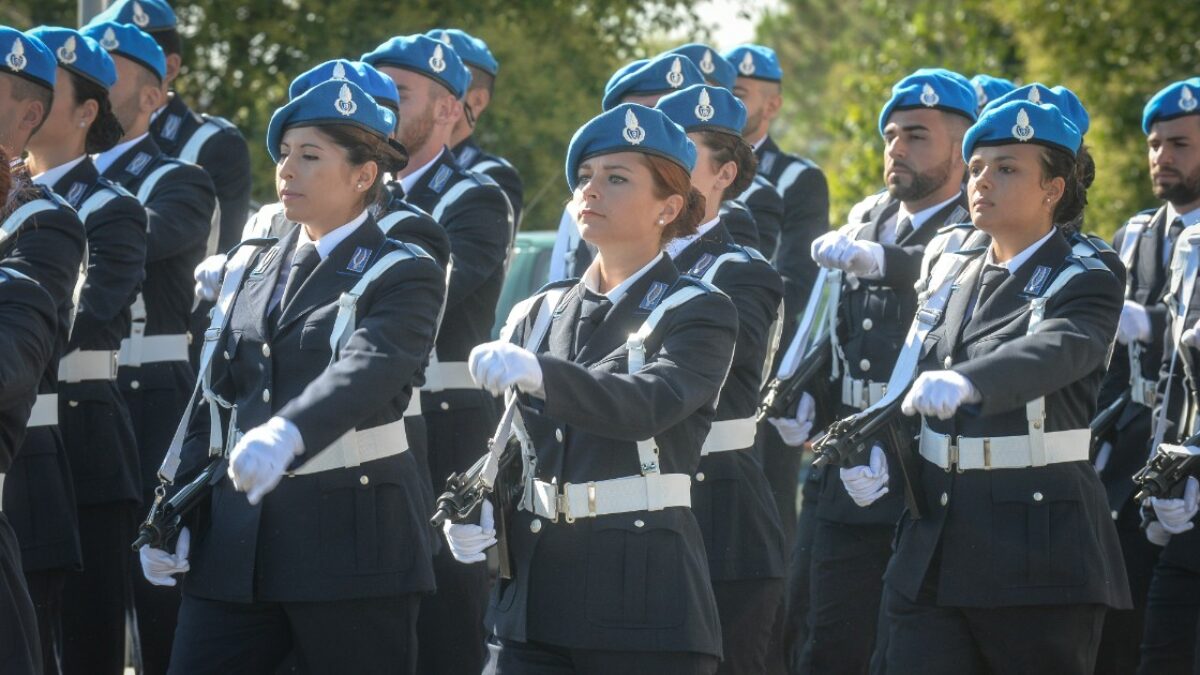 Una donna esclusa da un concorso per tatuaggio, con divisa da cerimonia, in un ambiente di polizia