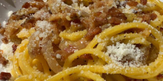Copertina di Carbonara “con panna, funghi e pollo”: dopo l’ennesima richiesta choc il ristoratore la toglie dal menù