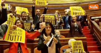 Copertina di “Gasparri, querelaci tutti”: protesta con cartelli del M5s in Senato. La Russa: “Che bellezza, tanto non vi inquadrano”