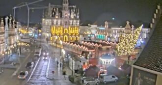 Copertina di Albero di Natale cade sulla piazza: morta una donna a Oudenaard. La città belga: “Cancellati mercatino e attrazioni” – Video
