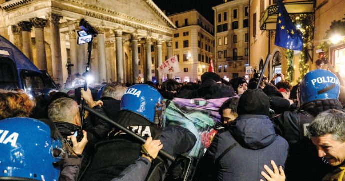 “Vogliamo corsi di educazione all’affettività”. E sugli studenti le manganellate di Natale