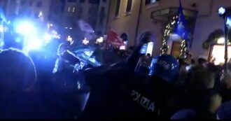 Copertina di Studenti in piazza a Roma cercano di raggiungere Montecitorio e Chigi: scontri con la polizia. E i manifestanti sfondano il cordone – Video