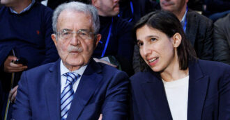 Copertina di Prodi mette in guardia il Pd: “Divisioni interne vorranno pesarsi alle europee”. E risponde a Cacciari sulla foto “vecchia” con Schlein