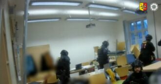 Copertina di Sparatoria all’università di Praga, le immagini delle bodycam degli agenti: così la polizia ha circondato Kozak
