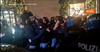 Copertina di Manganellate e strattoni, la polizia carica gli studenti che provano a oltrepassare il cordone tra Montecitorio e Palazzo Chigi – Video