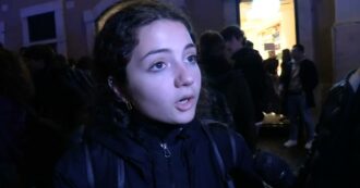 Copertina di Protesta studenti, ragazza picchiata dalla polizia: “Non eravamo offensive, uno si è accanito su di noi. Vorrei identificare l’agente”