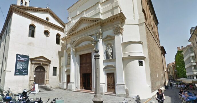 Padova, polemiche per il cartello davanti alla chiesa: “Non date l’elemosina ai mendicanti”