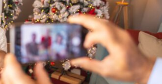 Copertina di Ritratti di famiglia o scatti della tavola imbandita, ecco come scattare delle foto “professionali” con il cellulare: i consigli degli esperti per Natale
