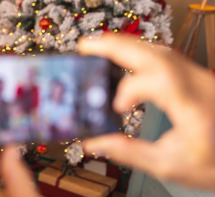 Ritratti di famiglia o scatti della tavola imbandita, ecco come scattare delle foto “professionali” con il cellulare: i consigli degli esperti per Natale