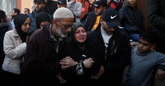 Copertina di Gaza, civili assaltano un camion di aiuti: Hamas spara e uccide un ragazzino. L’Egitto propone un piano in tre fasi per il cessate il fuoco