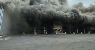 Copertina di Roma, vasto incendio alla discarica di Malagrotta: 40 vigili del fuoco al lavoro per spegnere il rogo (video)