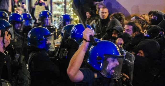 Manganellate della polizia contro gli studenti a Roma, parla una manifestante: “Violenza ingiustificata, gli agenti ci hanno anche deriso”