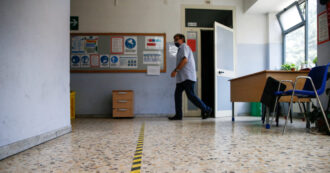 Copertina di La Spezia, crolla il soffitto a scuola: sei classi a casa da una settimana. Le famiglie: “Il Comune risolva entro le vacanze o denunciamo”