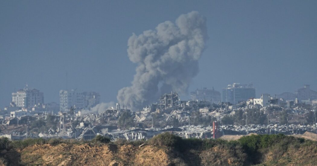 Gaza, bombe israeliane in campo profughi: ‘Oltre 100 morti’. Ucciso in Siria generale iraniano in un raid di Tel Aviv. Teheran: ‘La pagheranno’