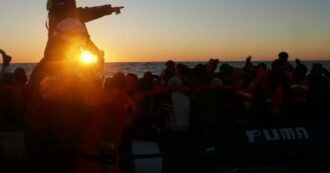 Copertina di Natale sulla Sea Watch per 118 migranti, soccorsi in due interventi nel Mediterraneo. Anche un bimbo di 3 anni a bordo della nave ong