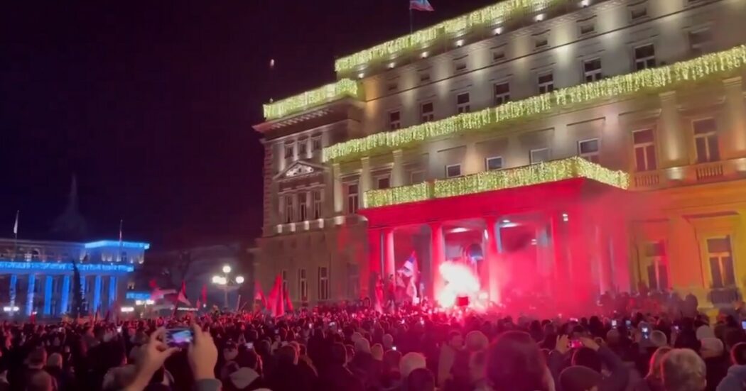 Manifestanti tentano l’assalto al municipio di Belgrado, violenti scontri in seguito alle proteste contro l’esito delle elezioni in Serbia