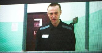 Copertina di Navalny parla dalla nuova prigione nell’Artico: “Sto bene, il trasferimento è stato estenuante”