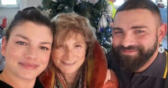 Copertina di Emma Marrone trascorre il Natale nella caserma dei Vigili del Fuoco di Piacenza: “Mio fratello è in servizio ma si sta insieme”