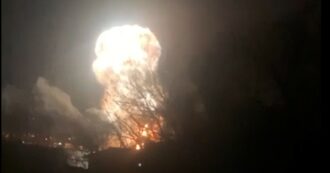 Copertina di Guerra in Ucraina, grande esplosione nel porto di Feodosia. Kiev: “Colpita nave da sbarco russa” (video)