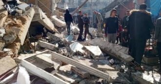 Copertina di Gaza, la distruzione dopo un bombardamento a Deir al-Balah. I civili si aggirano tra quel che rimane degli edifici
