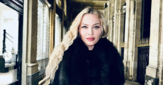 Copertina di “Un minuto ero viva e ballavo e quello dopo ero in terapia intensiva”: Madonna racconta il coma e il rischio di morire per sepsi