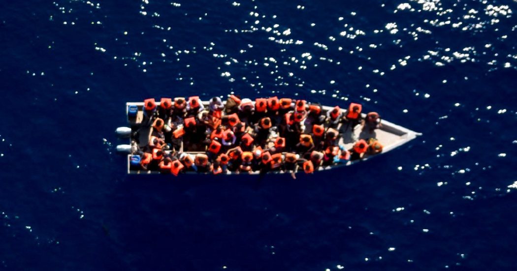 Barca a vela con decine di migranti si ribalta al largo della Calabria: almeno 50 dispersi