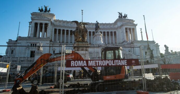 Polemica sulla metro di Roma chiusa nella pausa pranzo a Natale. Ma a Milano e in Europa non va meglio