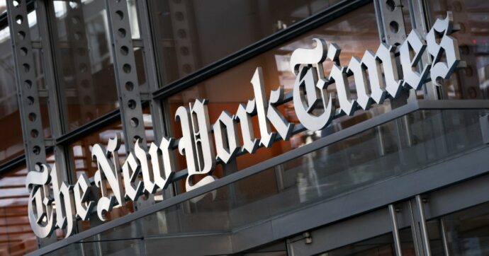 Il New York Times fa causa a OpenAI e Microsoft: “Usati illegalmente milioni di articoli per ‘addestrare’ ChatGPT”