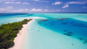 Copertina di Vacanze di Natale al caldo: 7 luoghi da non lasciarsi sfuggire in giro per il mondo. Dai Caraibi alle Maldive, fino alle Seychelles, e poi ancora Messico, il Sudafrica. Ecco le occasioni da prendere al volo