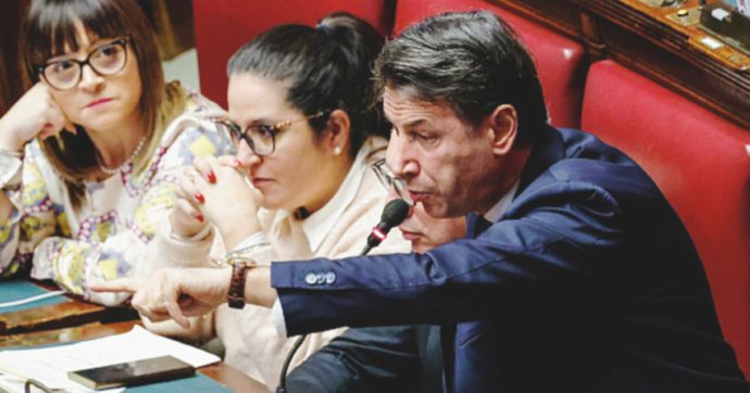 Copertina di Redditi dei politici 2022: il più “povero” è Conte (M5S) che dichiara 24mila euro