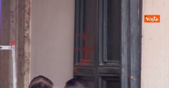 Copertina di Imbrattato nella notte il portone di Palazzo Chigi con una scritta rossa. Poi ripulito: le immagini