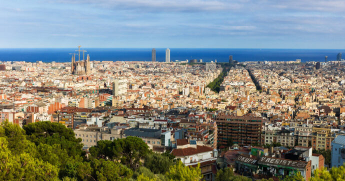 Barcellona regola i flussi turistici con una legge pionieristica. Ma così vincono le grandi catene