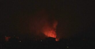 Copertina di Gaza, notte di attacchi israeliani su Rafah: le immagini dell’incendio divampato in seguito agli attacchi nel sud della Striscia