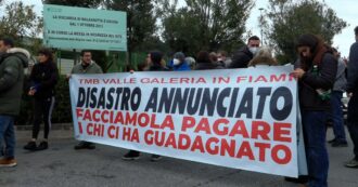 Copertina di Roma, sit-in di protesta dopo l’incendio all’impianto di Malagrotta nel giorno dell’ispezione della Commissione sulle ecomafie