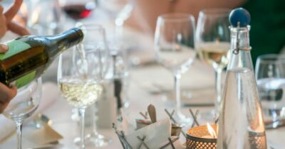 Copertina di “Al matrimonio del mio migliore amico non serviranno alcolici e io non ci andrò. Dice che sono stron**, ha ragione?”: lo sfogo virale su Reddit