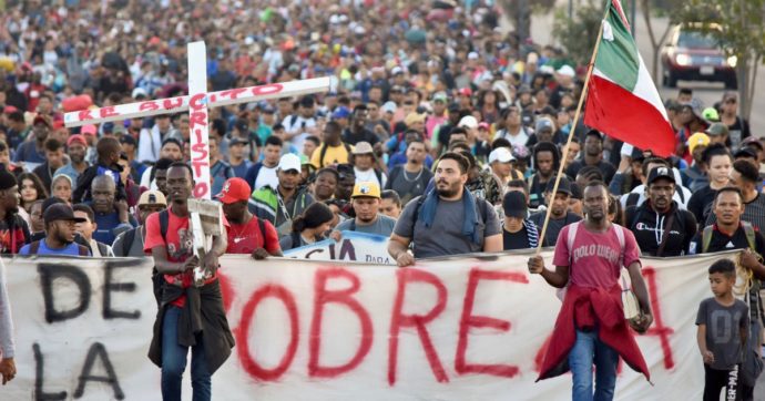 Il Messico non ferma la carovana migrante e delude Biden: “Non muri, aiuti ai poveri”