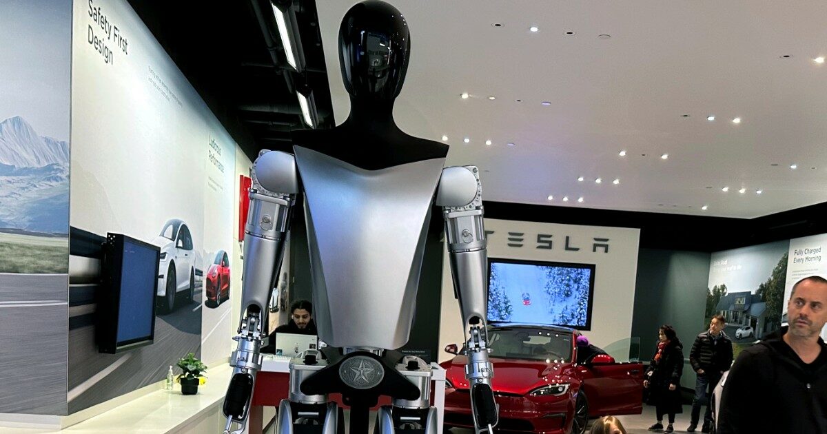 Robot della “Gigafactory” di Tesla si ribella e attacca un dipendente. I testimoni: “Ha lasciato una scia di sangue”. La versione di Elon Musk