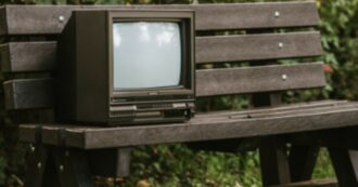 Copertina di Come sta la “vecchia” tv? Nelle 24 ore Mediaset supera la Rai ma in prima serata il servizio pubblico vince. Tutti i numeri di fine anno