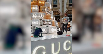 Copertina di Azione degli attivisti per il clima in Galleria Vittorio Emanuele a Milano: imbrattato l’albero di Natale di Gucci – Video