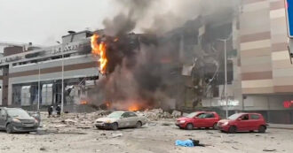 Copertina di Bombe russe sulle città ucraine, esplosioni a Kiev e Dnipro su palazzi residenziali e un centro commerciale: le immagini