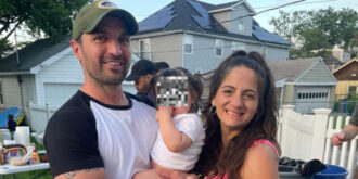 Copertina di “Abbiamo deciso di non fare utilizzare l’iPad a nostra figlia fino ai 5 anni. Tutto bene, finché non siamo saliti su un aereo…”: il racconto apre il dibattito