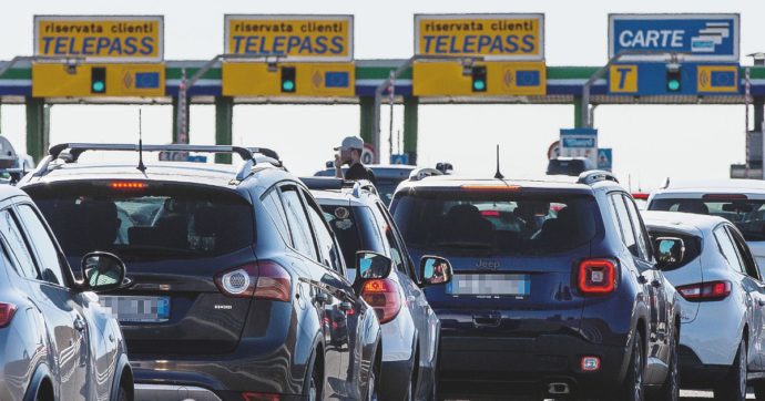 Copertina di Autostrade, pedaggi salgono subito del 2,3%