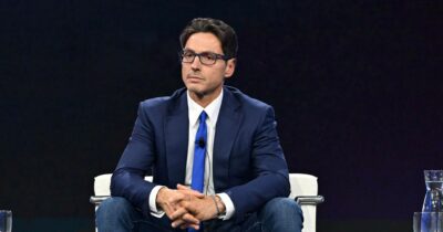 Copertina di Pier Silvio Berlusconi: “Non mi è piaciuto il lavoro fatto sull’Isola. Luxuria? Penso di conoscerla, scherzava. Siamo sopra la Rai ma non è priorità. Alla De Filippi abbiamo offerto amicizia e stima”