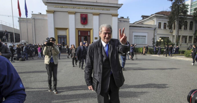 L’ex premier albanese Berisha finisce agli arresti domiciliari. E’ indagato per corruzione nella privatizzazione di un impianto sportivo