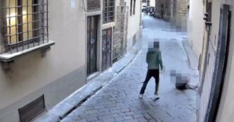 Copertina di Firenze, rimprovera un giovane che non tiene il suo cane al guinzaglio: 70enne preso a calci e pugni. Denunciato l’aggressore