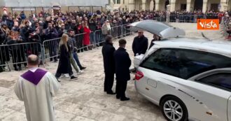 Copertina di Castelfranco Veneto, folla al funerale di Vanessa Ballan: il feretro accompagnato da un lungo applauso