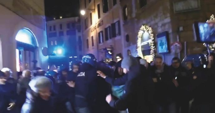 Botte a studenti, una madre scrive a Mattarella: “Basta violenza”