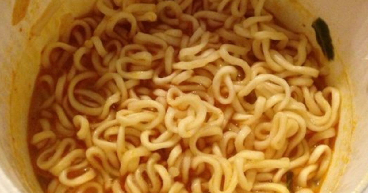 Gustosi e già pronti, sono molto popolari ma pericolosi per la salute. Gli esperti lanciano l’allarme sui noodles istantanei